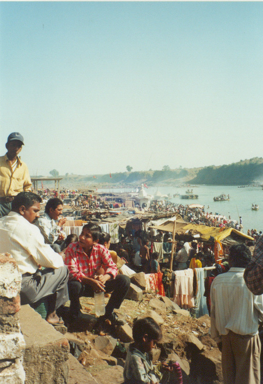 ./files/attach/images/70489/71393/india_crowd_bathing.jpg