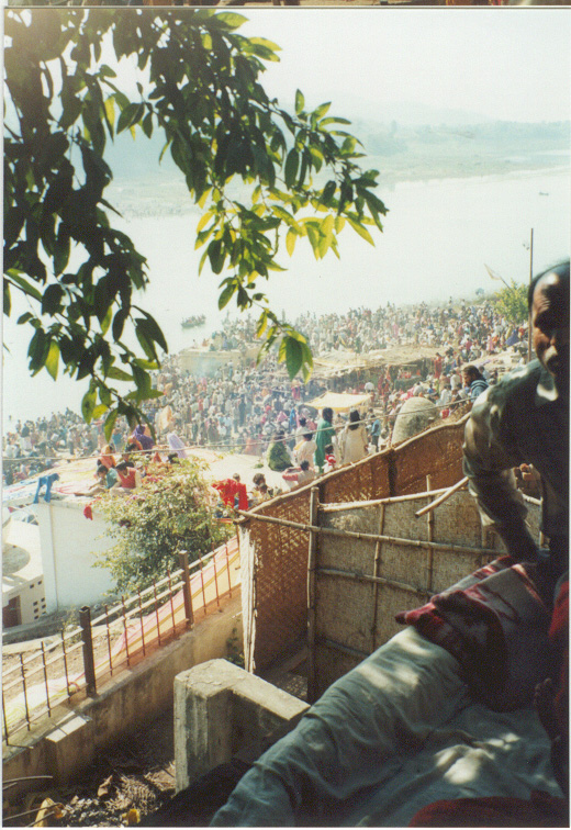./files/attach/images/70489/71393/india_crowd_bathing_2.jpg